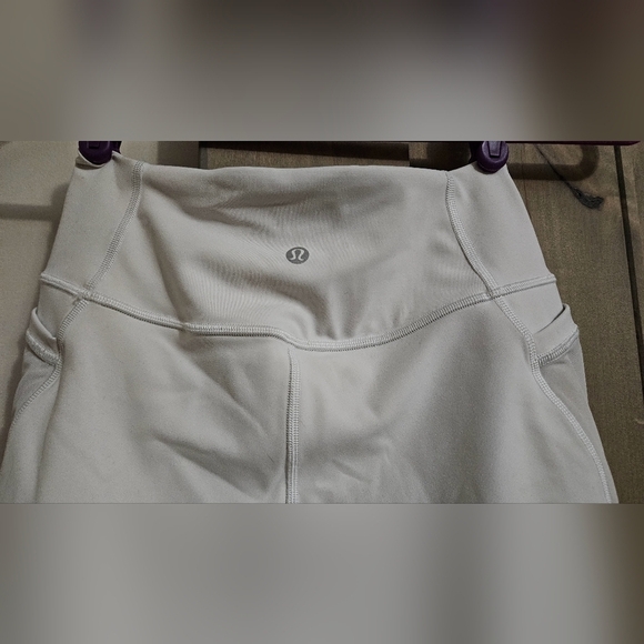 LULULEMON Forget The Sweat Crop. 21 inch. White. Size 6 - Picture 9 of 13